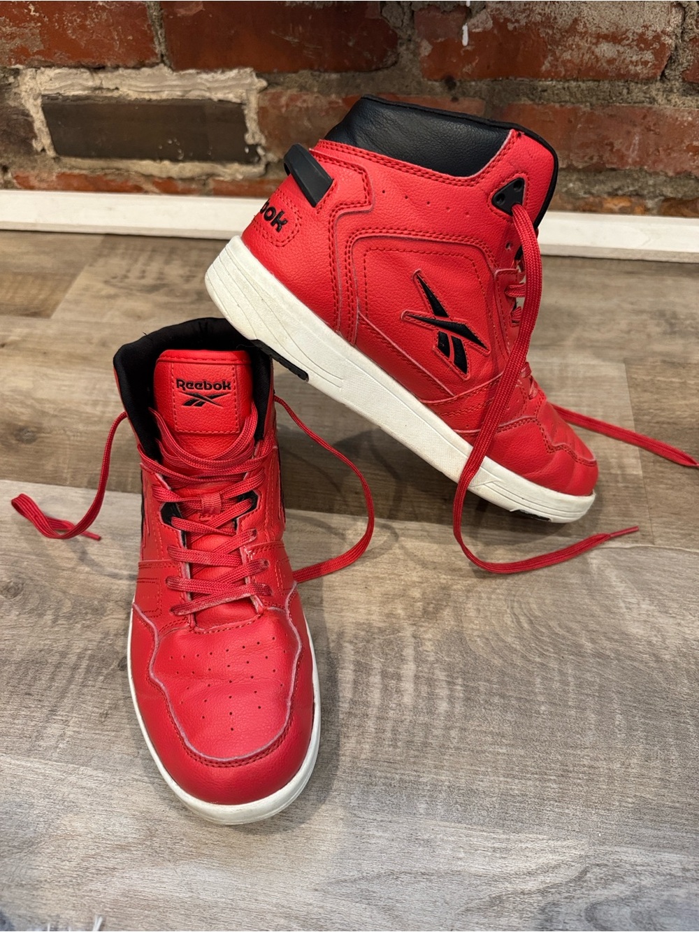 Size 7 Reebok High Top Basketball Shoes Sneakers 095574 Red Black